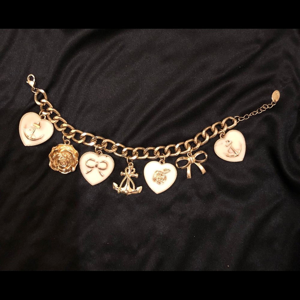 Gorgeous Vintage Charm Bracelet Like New❗️